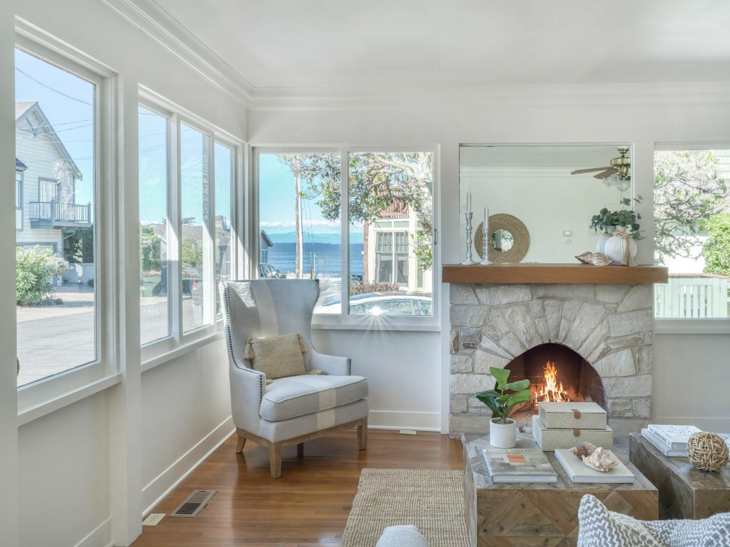 Detail Gallery Image 4 of 22 For 113 14th St, Pacific Grove,  CA 93950 - 3 Beds | 2 Baths