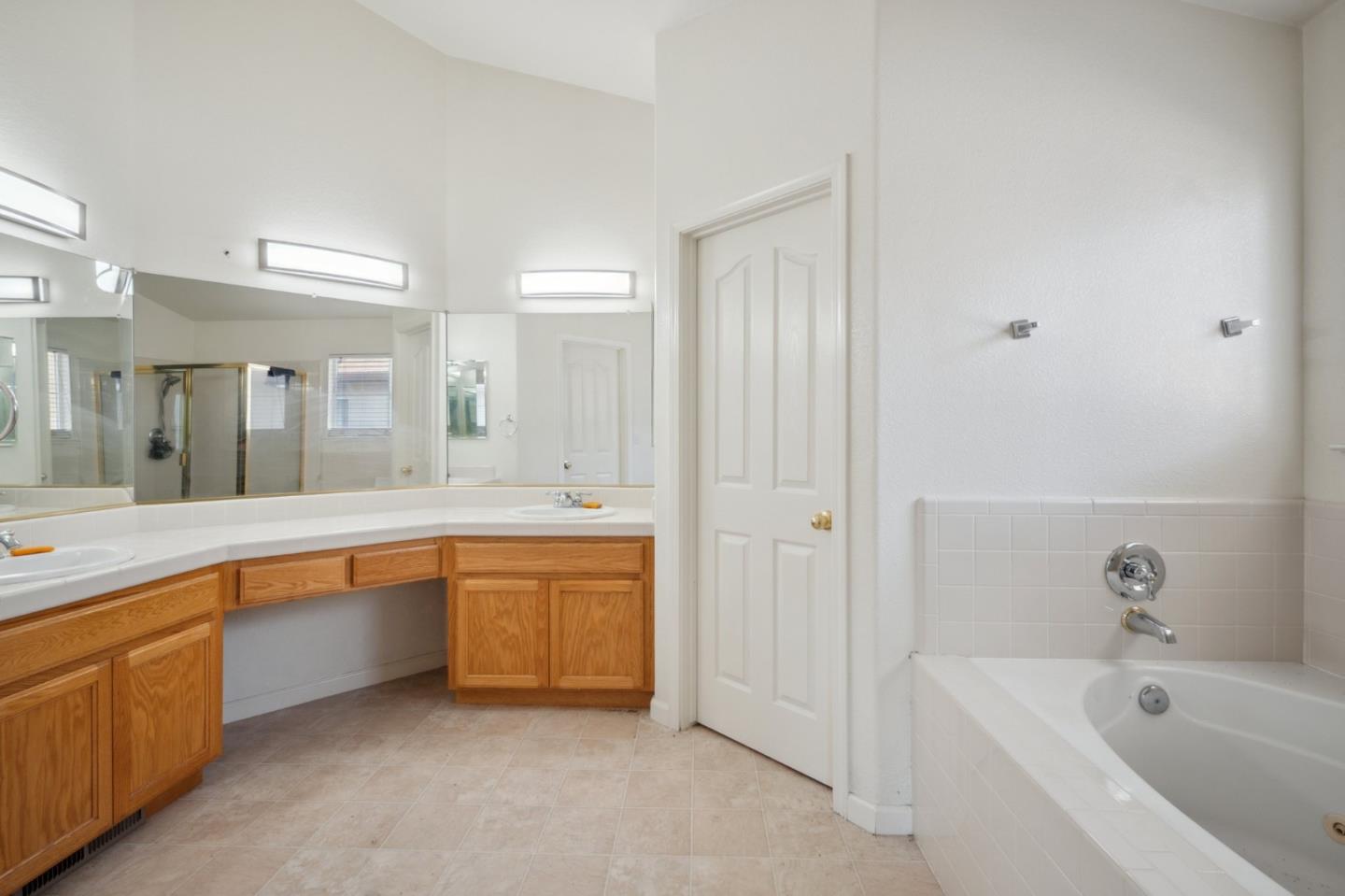 Detail Gallery Image 11 of 16 For 1009 Garden St, Los Banos,  CA 93635 - 5 Beds | 3 Baths