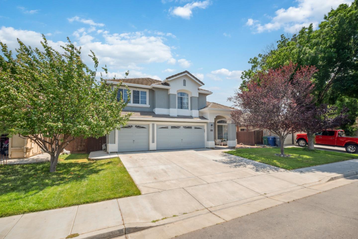 Detail Gallery Image 2 of 16 For 1009 Garden St, Los Banos,  CA 93635 - 5 Beds | 3 Baths