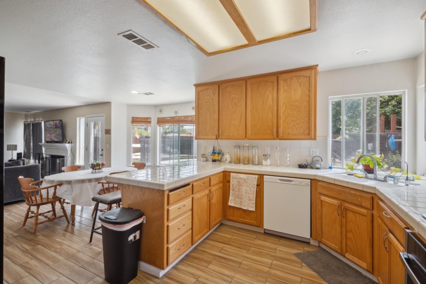 Detail Gallery Image 4 of 16 For 1009 Garden St, Los Banos,  CA 93635 - 5 Beds | 3 Baths