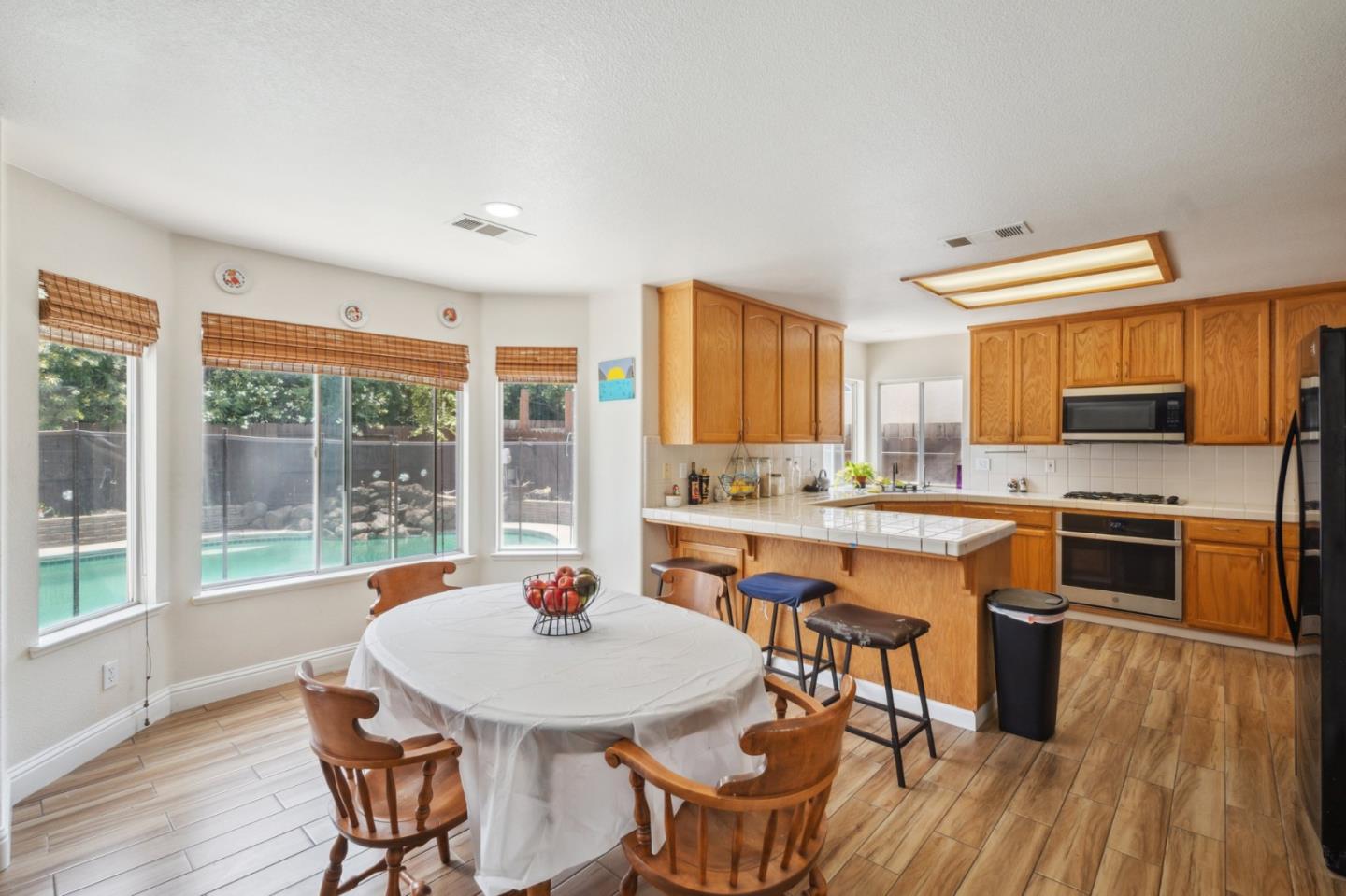 Detail Gallery Image 5 of 16 For 1009 Garden St, Los Banos,  CA 93635 - 5 Beds | 3 Baths