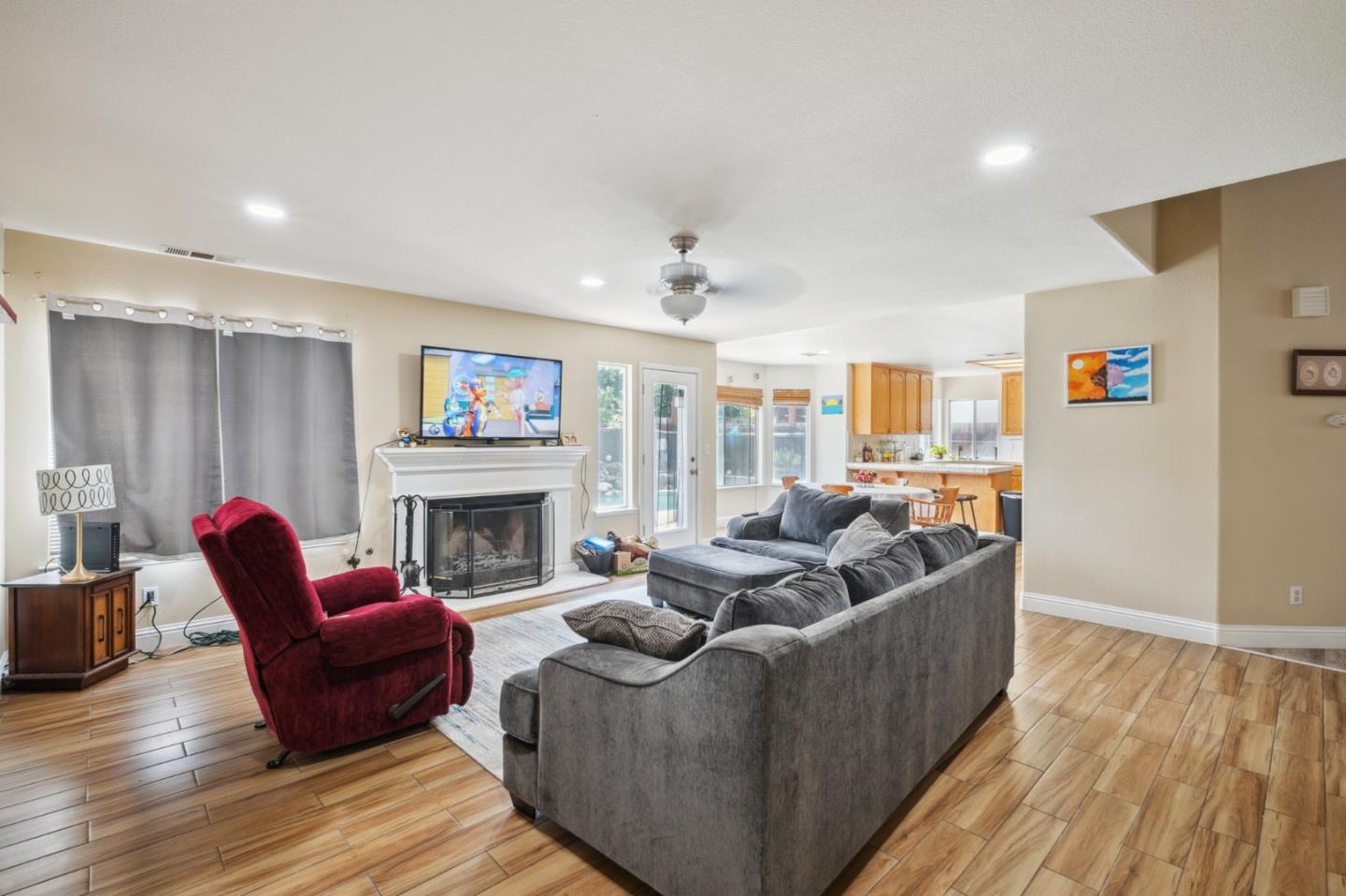 Detail Gallery Image 6 of 16 For 1009 Garden St, Los Banos,  CA 93635 - 5 Beds | 3 Baths