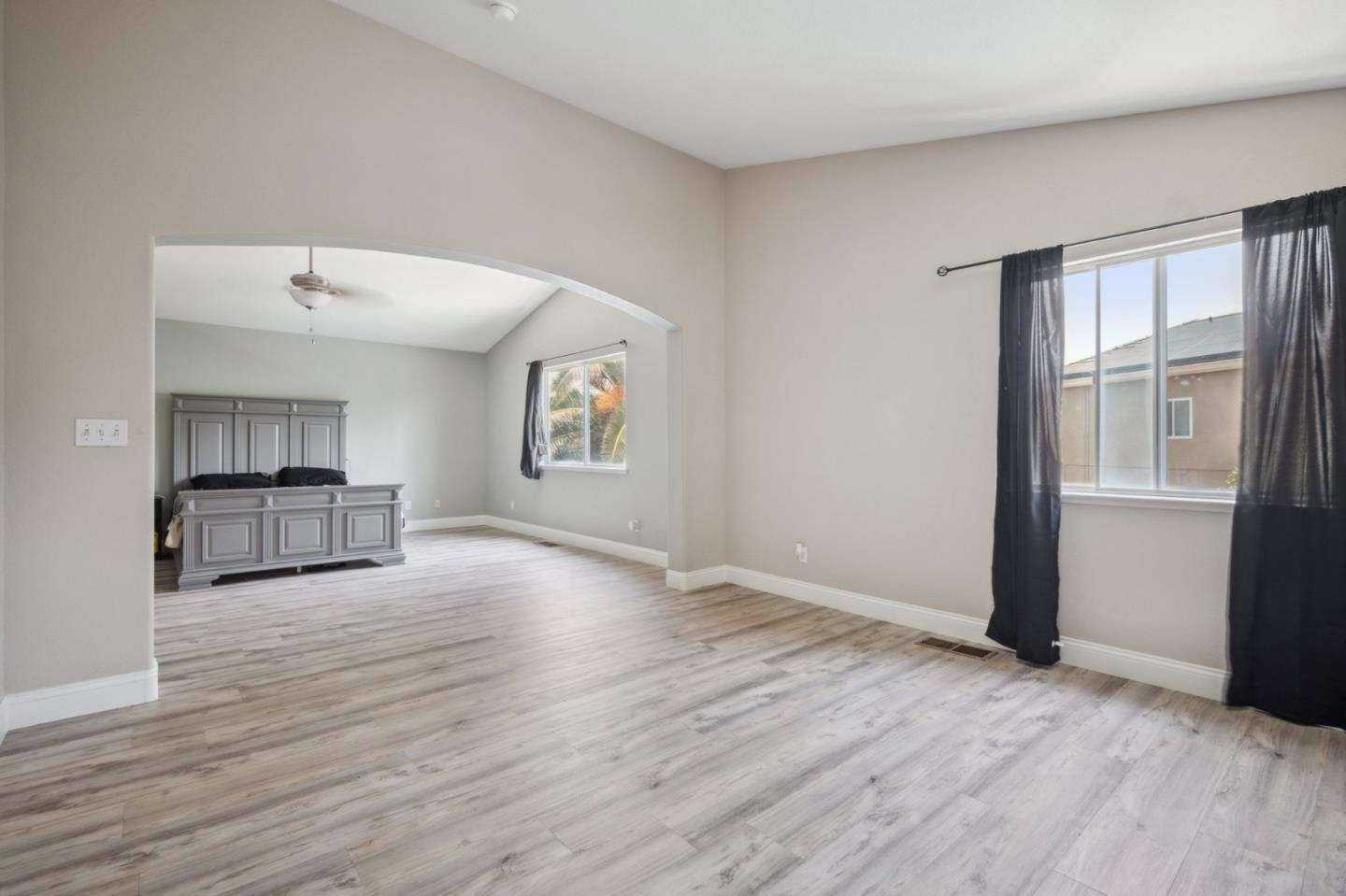 Detail Gallery Image 9 of 16 For 1009 Garden St, Los Banos,  CA 93635 - 5 Beds | 3 Baths