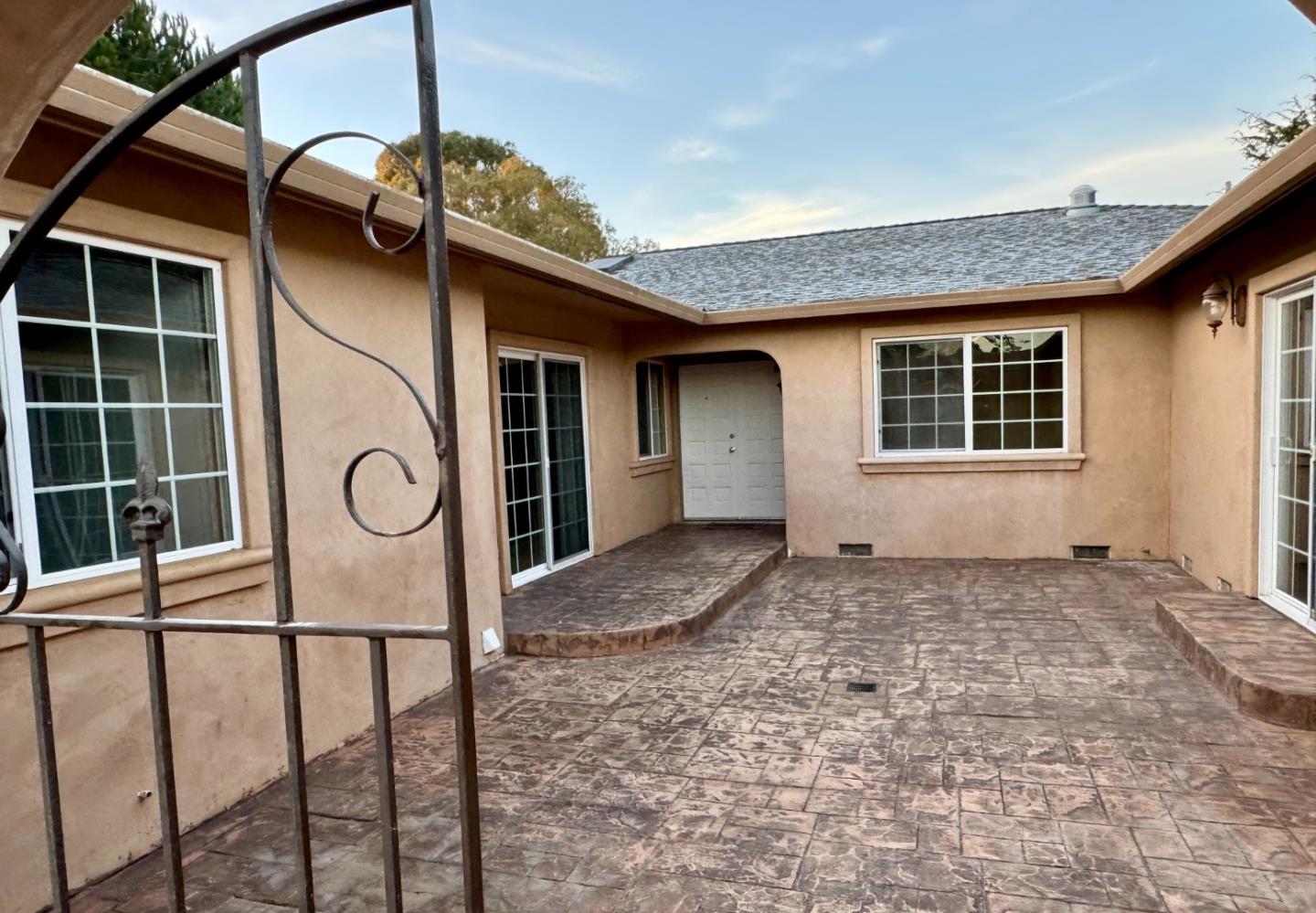 Detail Gallery Image 2 of 9 For 9810 Rye Ct, Salinas,  CA 93907 - 4 Beds | 2 Baths