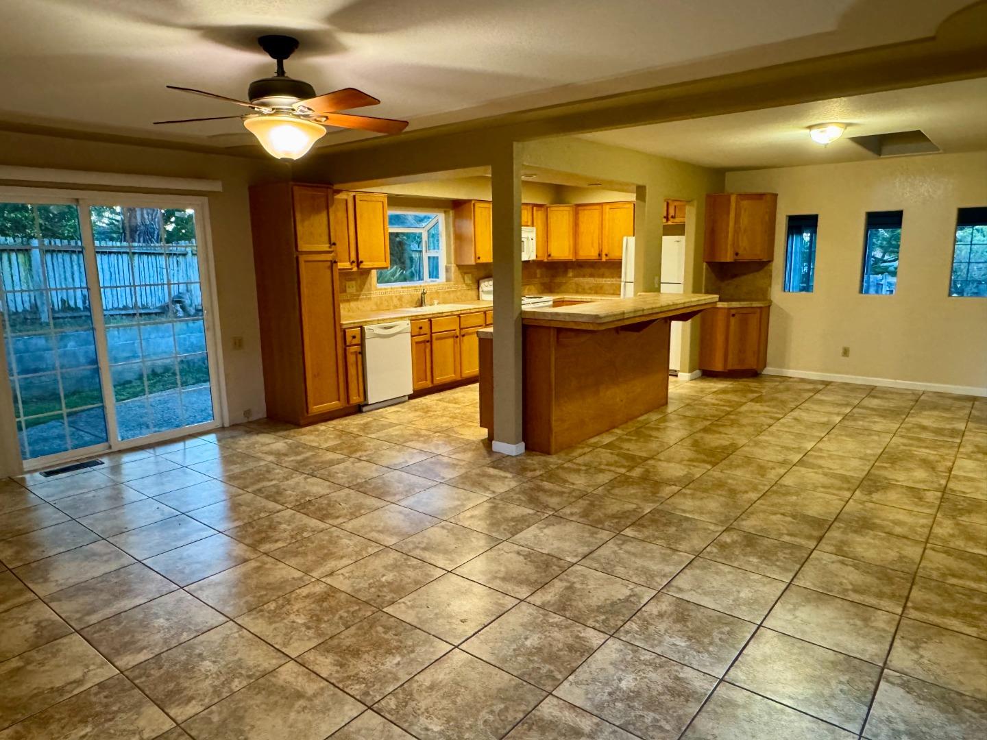 Detail Gallery Image 4 of 9 For 9810 Rye Ct, Salinas,  CA 93907 - 4 Beds | 2 Baths