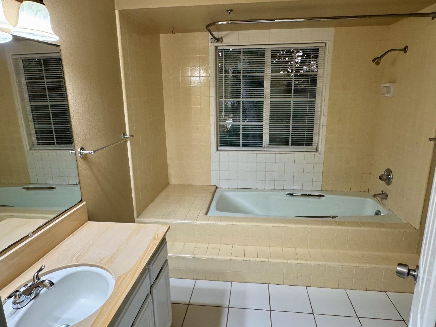 Detail Gallery Image 7 of 9 For 9810 Rye Ct, Salinas,  CA 93907 - 4 Beds | 2 Baths