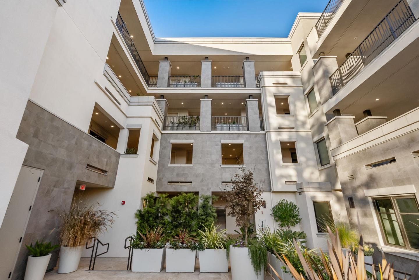 Detail Gallery Image 7 of 53 For 229 Hope St, Mountain View,  CA 94041 - 3 Beds | 3/1 Baths