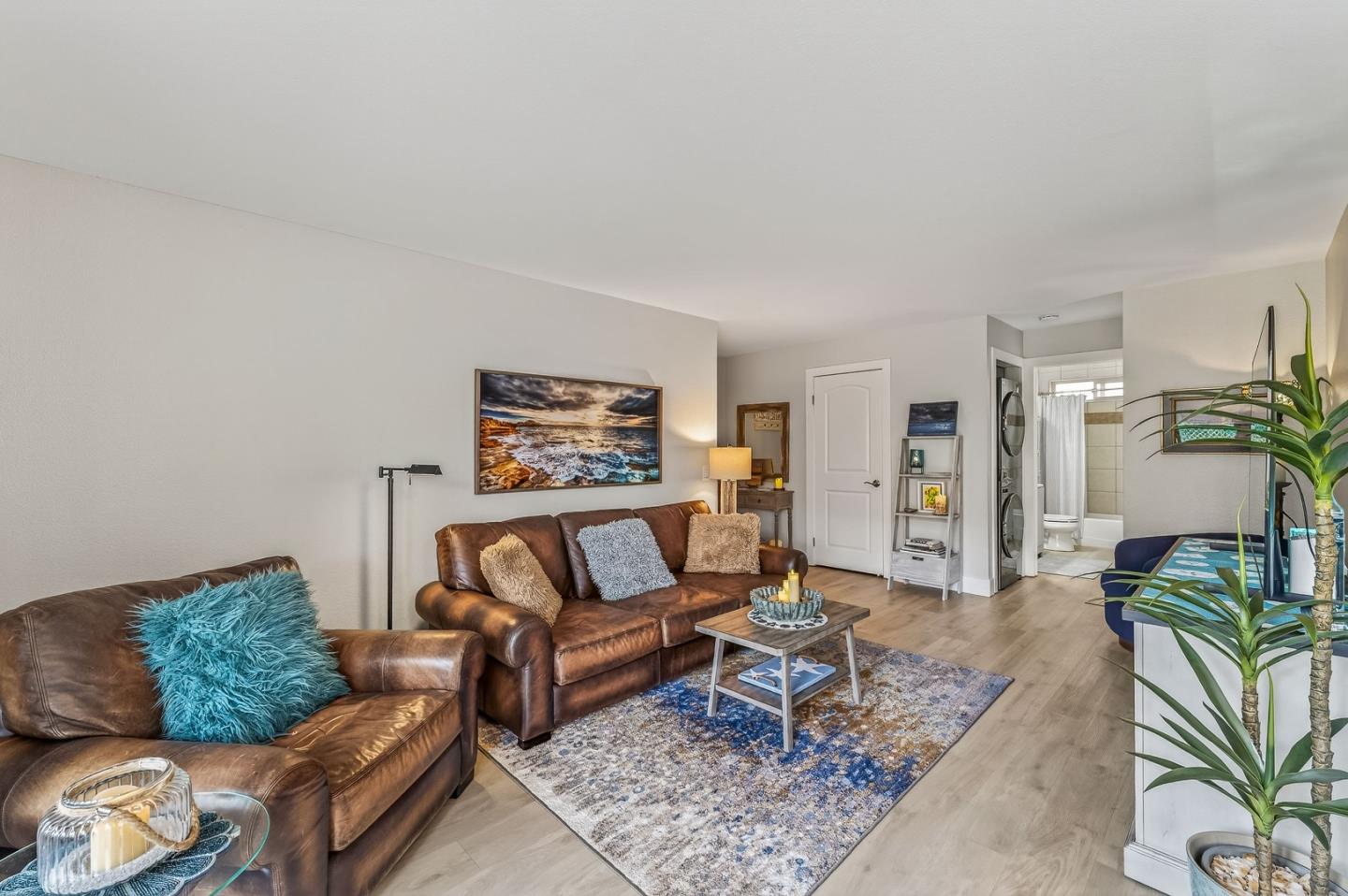 Detail Gallery Image 5 of 30 For 300 Glenwood Cir #159,  Monterey,  CA 93940 - 1 Beds | 1 Baths