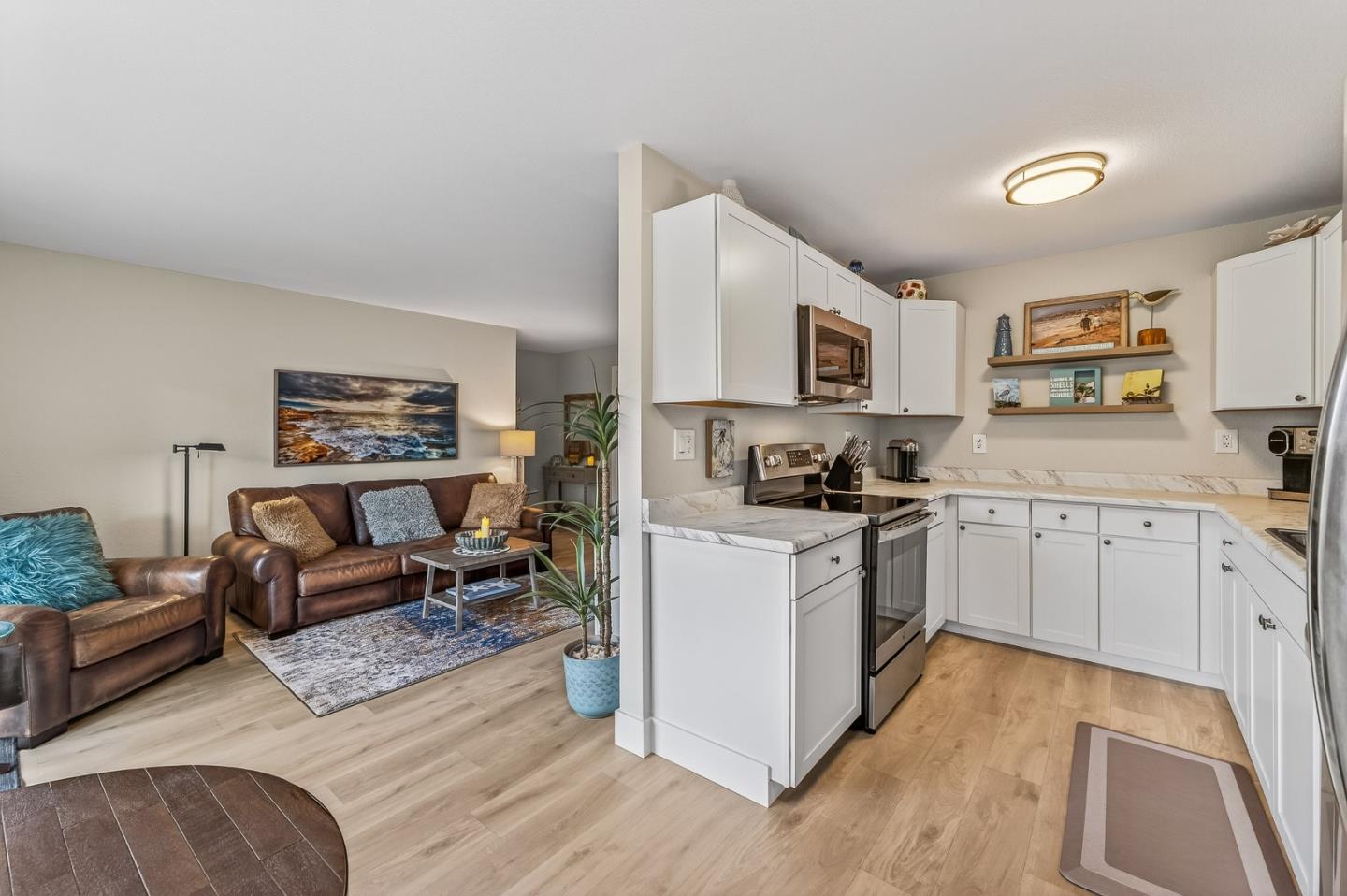 Detail Gallery Image 6 of 30 For 300 Glenwood Cir #159,  Monterey,  CA 93940 - 1 Beds | 1 Baths