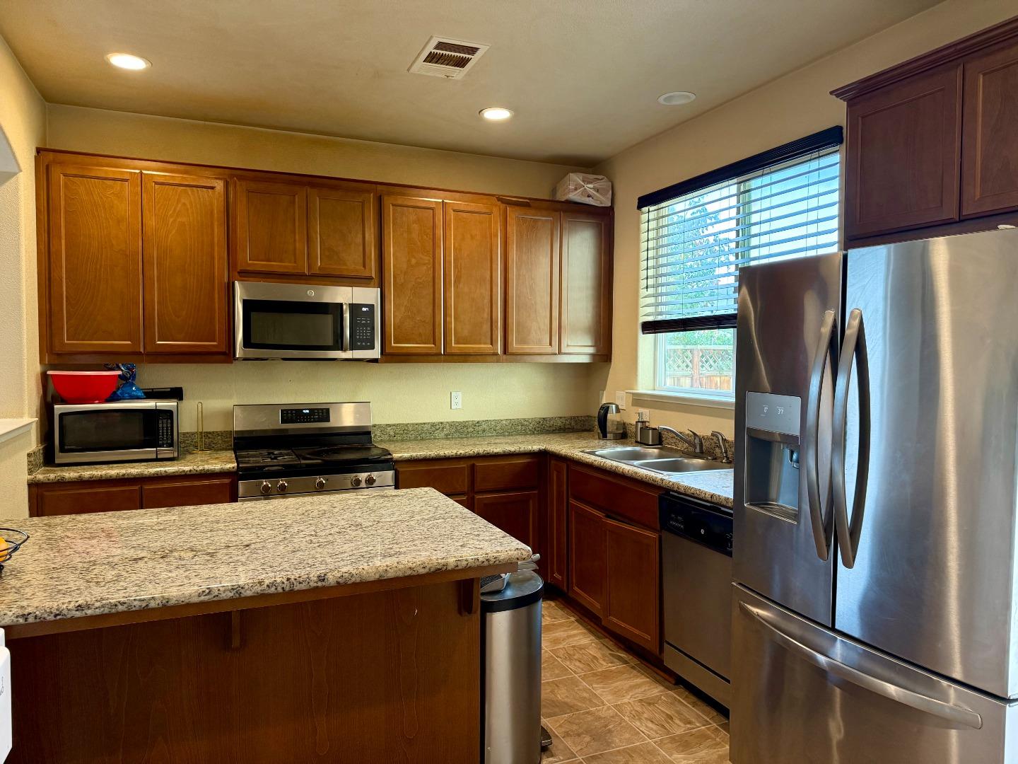 Detail Gallery Image 3 of 4 For 631 Heirloom Pl, King City,  CA 93930 - 3 Beds | 2/1 Baths