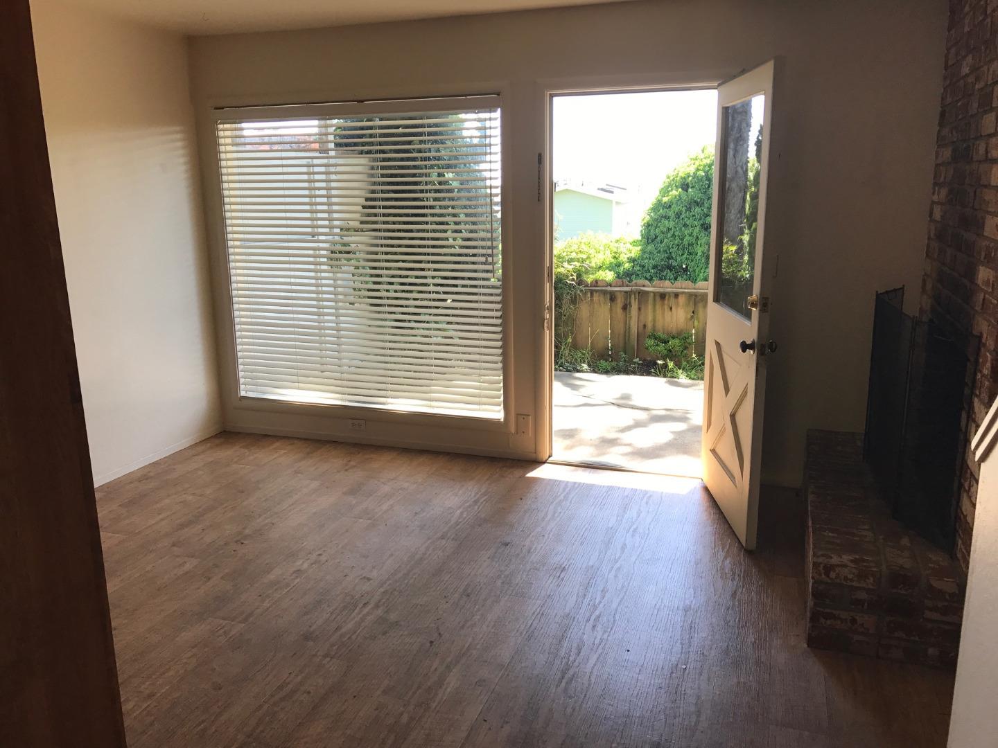 Detail Gallery Image 4 of 6 For 373 Sea Ridge Rd #1,  Aptos,  CA 95003 - 2 Beds | 1 Baths