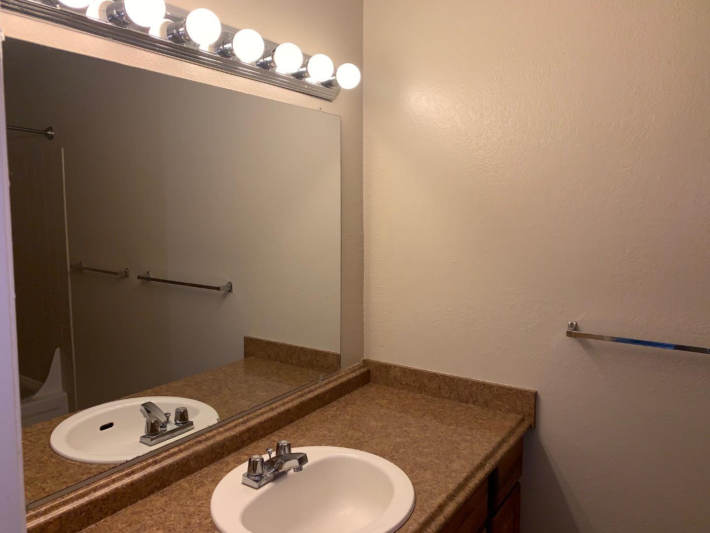 Detail Gallery Image 6 of 8 For 919 Capitola Ave #8,  Capitola,  CA 95010 - 1 Beds | 1 Baths