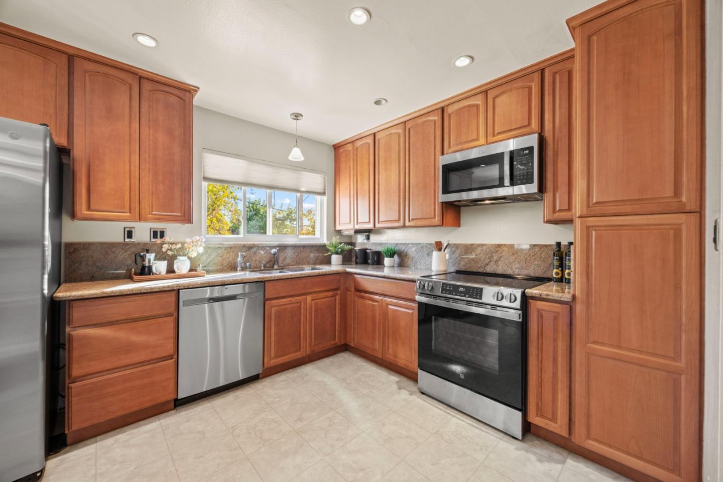 Detail Gallery Image 14 of 48 For 3364 Suncrest Ave, San Jose,  CA 95132 - 3 Beds | 3 Baths