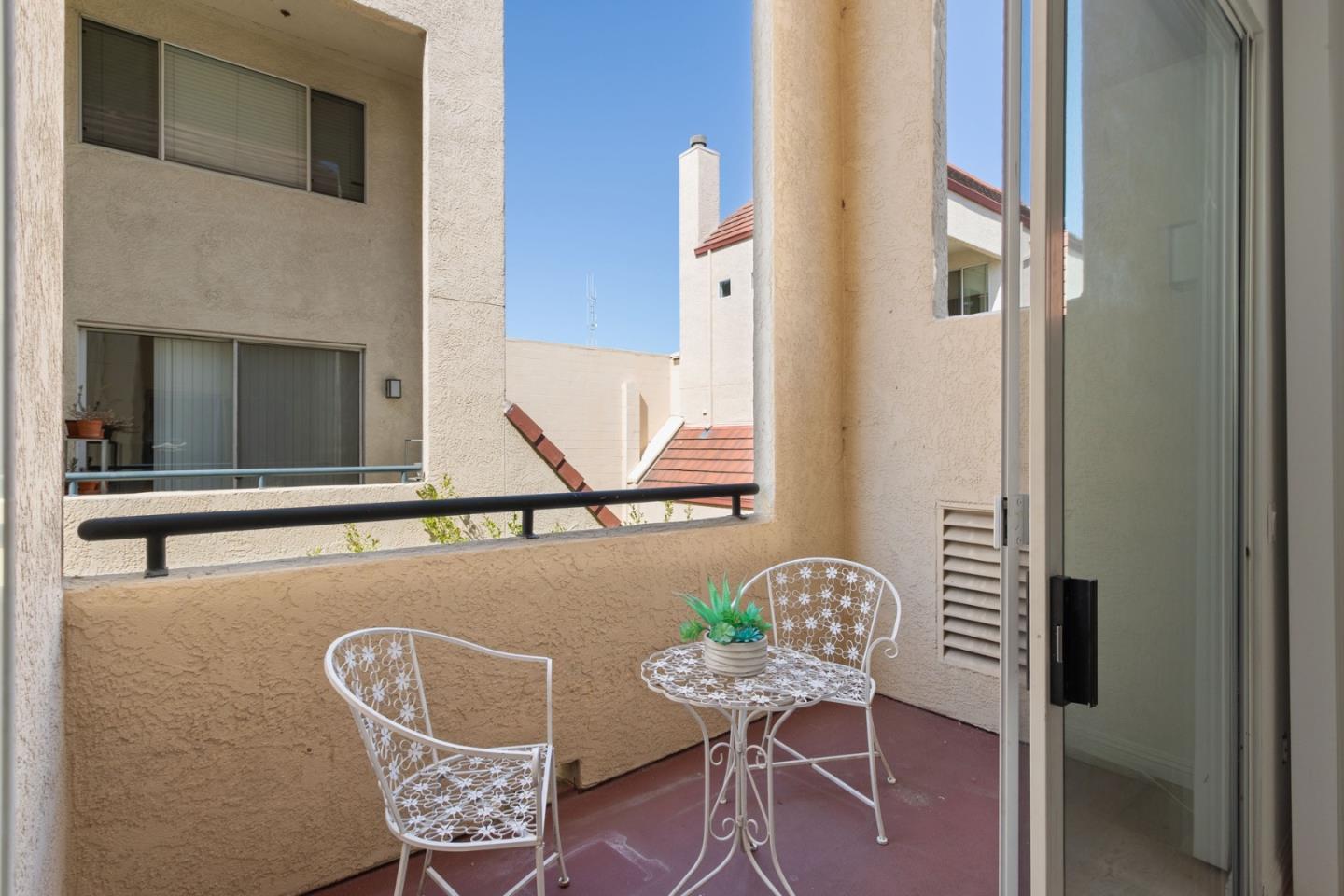 Detail Gallery Image 12 of 14 For 2573 Park Blvd #U204,  Palo Alto,  CA 94306 - 2 Beds | 2/1 Baths