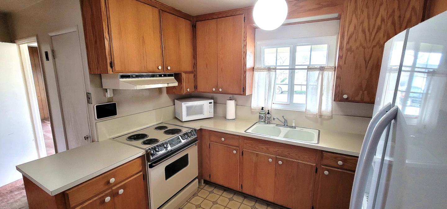 Detail Gallery Image 4 of 25 For 211 Primrose Dr, Salinas,  CA 93906 - 4 Beds | 3 Baths