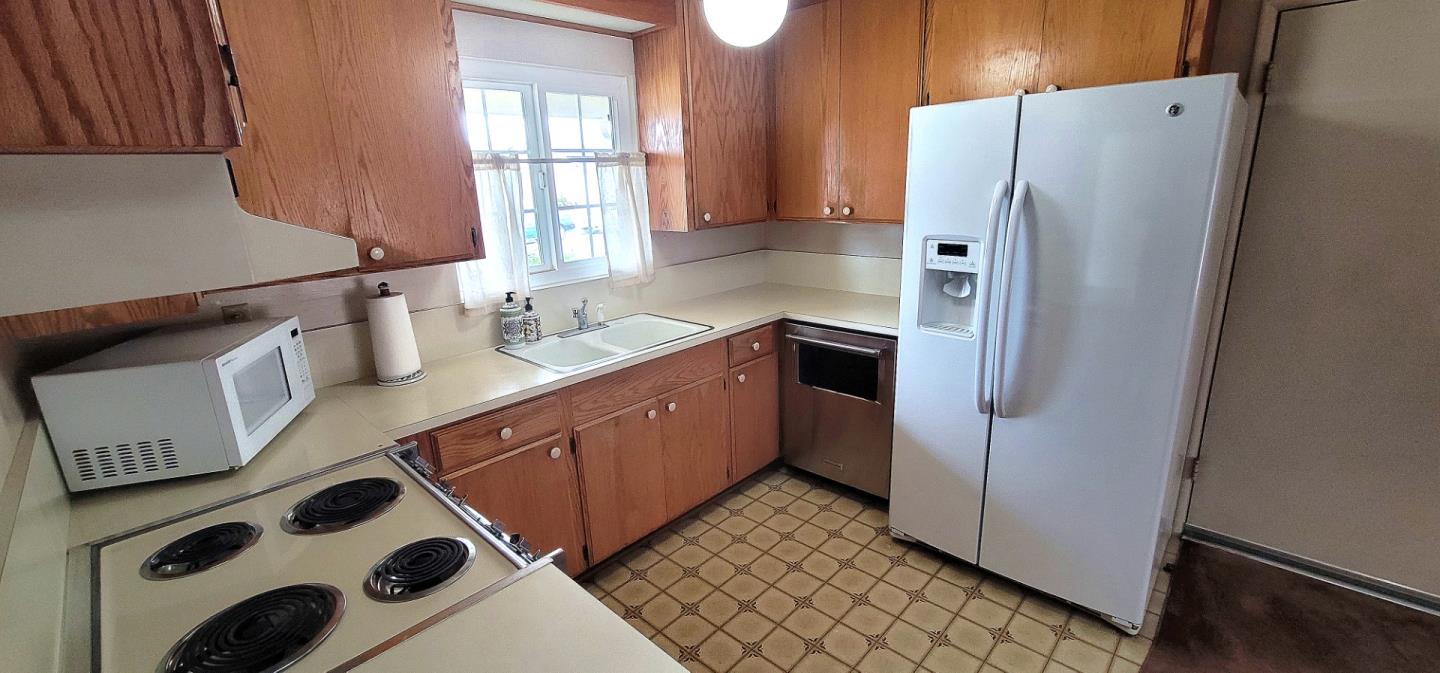 Detail Gallery Image 5 of 25 For 211 Primrose Dr, Salinas,  CA 93906 - 4 Beds | 3 Baths