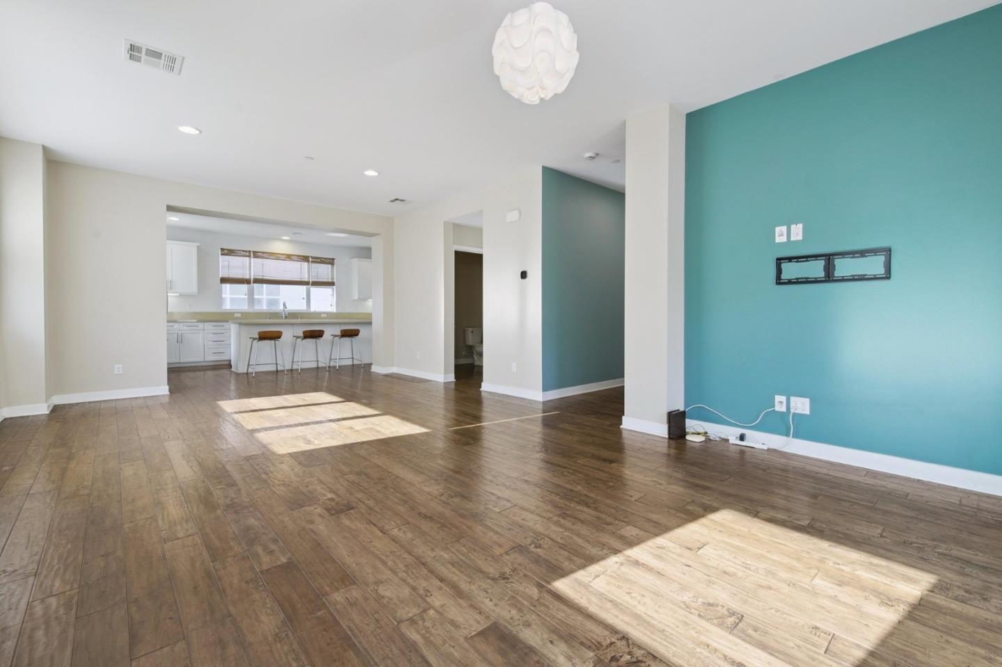 Detail Gallery Image 9 of 19 For 9212 Joshua Way, Downey,  CA 90240 - 4 Beds | 3/1 Baths