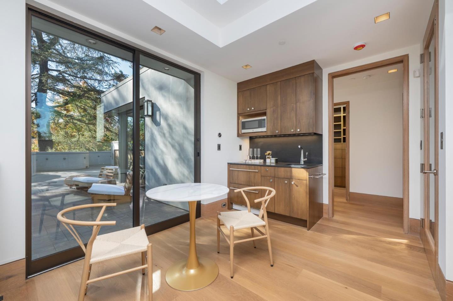 Detail Gallery Image 10 of 26 For 94 Yale Rd, Menlo Park,  CA 94025 - 4 Beds | 4/2 Baths