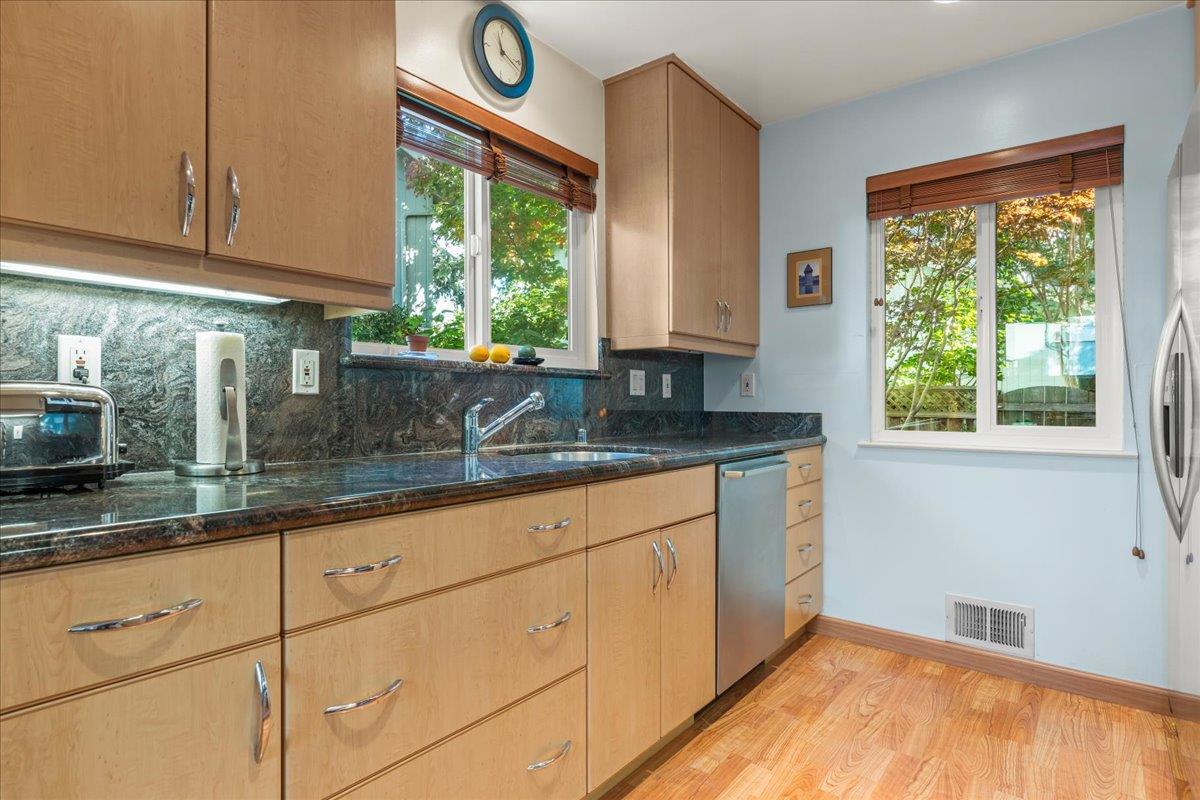 Detail Gallery Image 11 of 27 For 950 Boranda Ave #9,  Mountain View,  CA 94040 - 3 Beds | 2/1 Baths