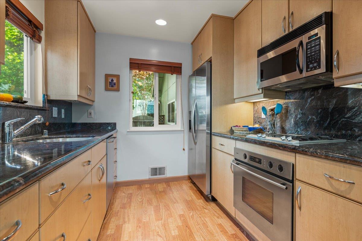 Detail Gallery Image 12 of 27 For 950 Boranda Ave #9,  Mountain View,  CA 94040 - 3 Beds | 2/1 Baths