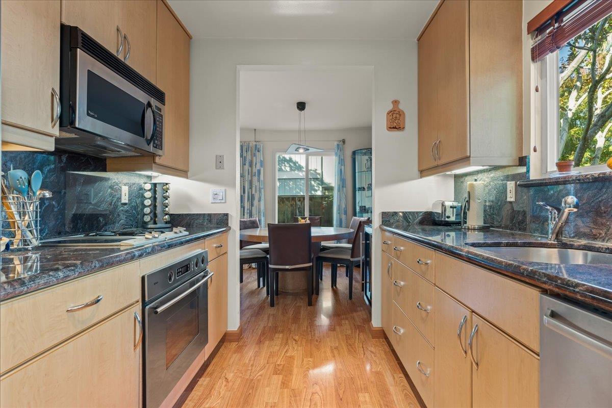 Detail Gallery Image 13 of 27 For 950 Boranda Ave #9,  Mountain View,  CA 94040 - 3 Beds | 2/1 Baths