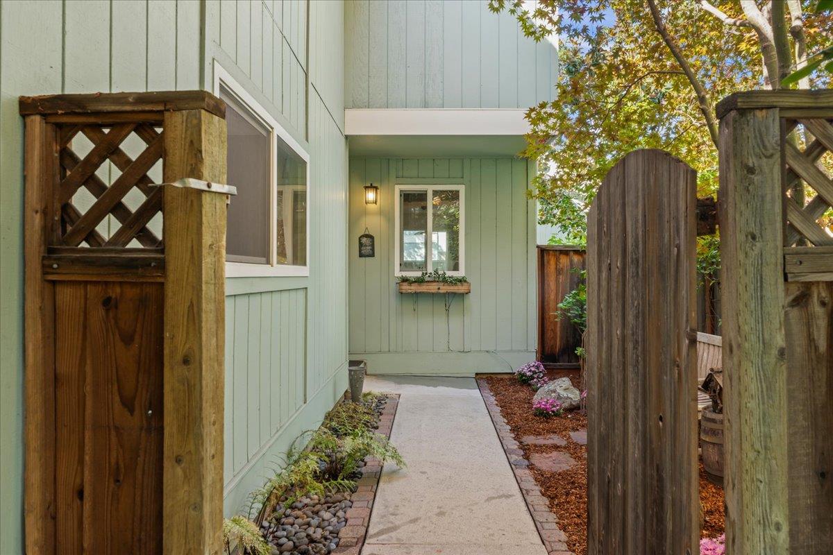 Detail Gallery Image 3 of 27 For 950 Boranda Ave #9,  Mountain View,  CA 94040 - 3 Beds | 2/1 Baths