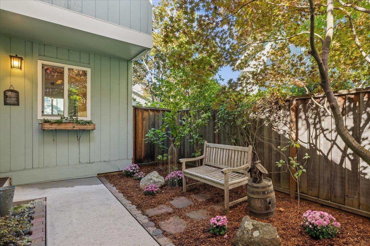 Detail Gallery Image 4 of 27 For 950 Boranda Ave #9,  Mountain View,  CA 94040 - 3 Beds | 2/1 Baths