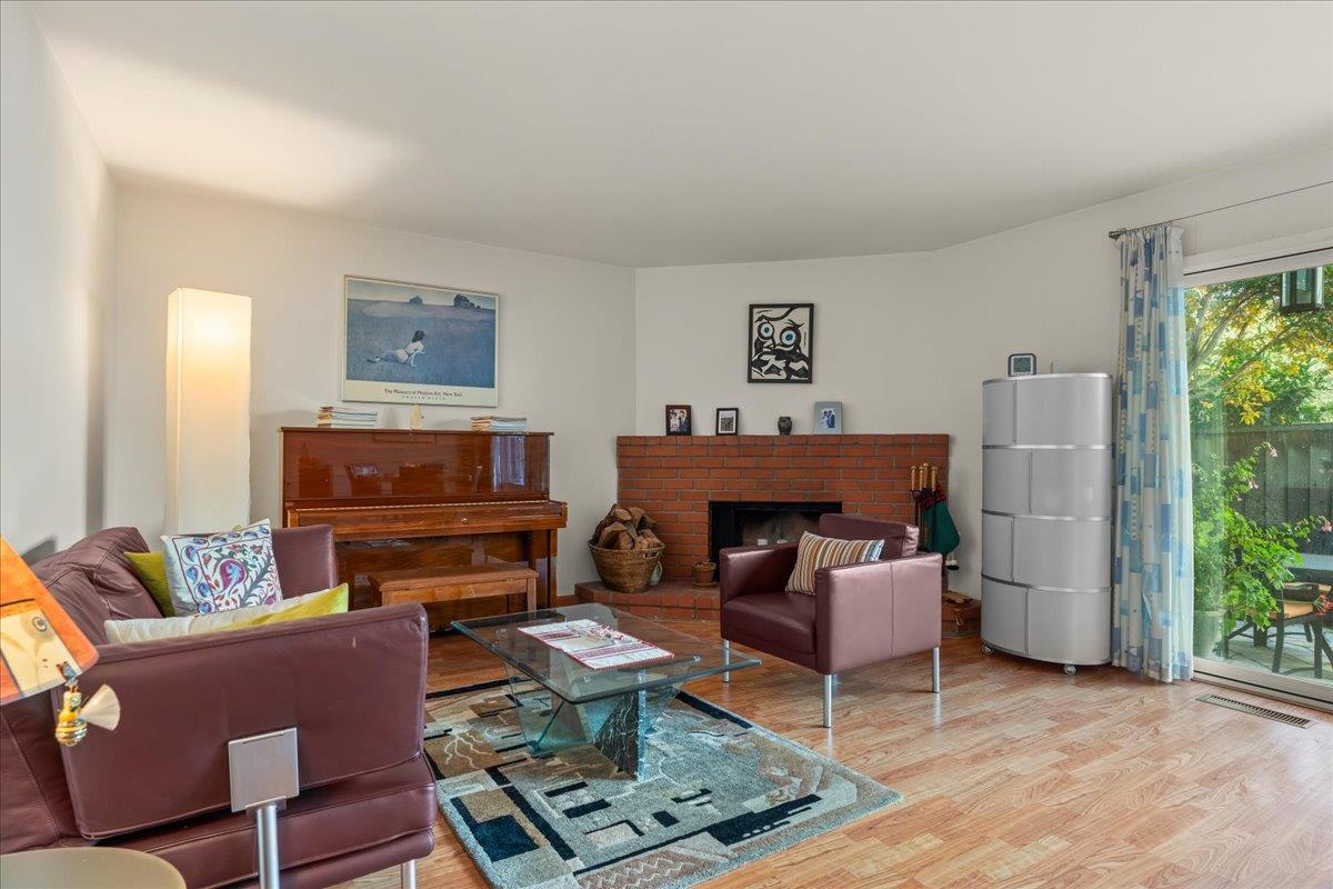 Detail Gallery Image 6 of 27 For 950 Boranda Ave #9,  Mountain View,  CA 94040 - 3 Beds | 2/1 Baths