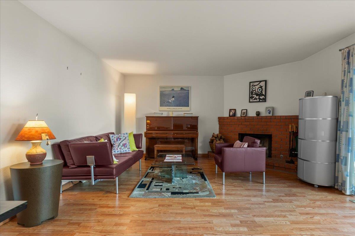 Detail Gallery Image 7 of 27 For 950 Boranda Ave #9,  Mountain View,  CA 94040 - 3 Beds | 2/1 Baths