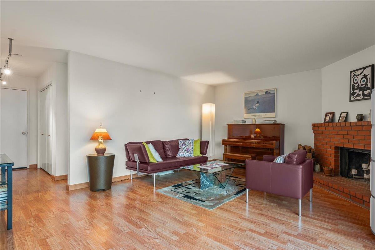 Detail Gallery Image 8 of 27 For 950 Boranda Ave #9,  Mountain View,  CA 94040 - 3 Beds | 2/1 Baths