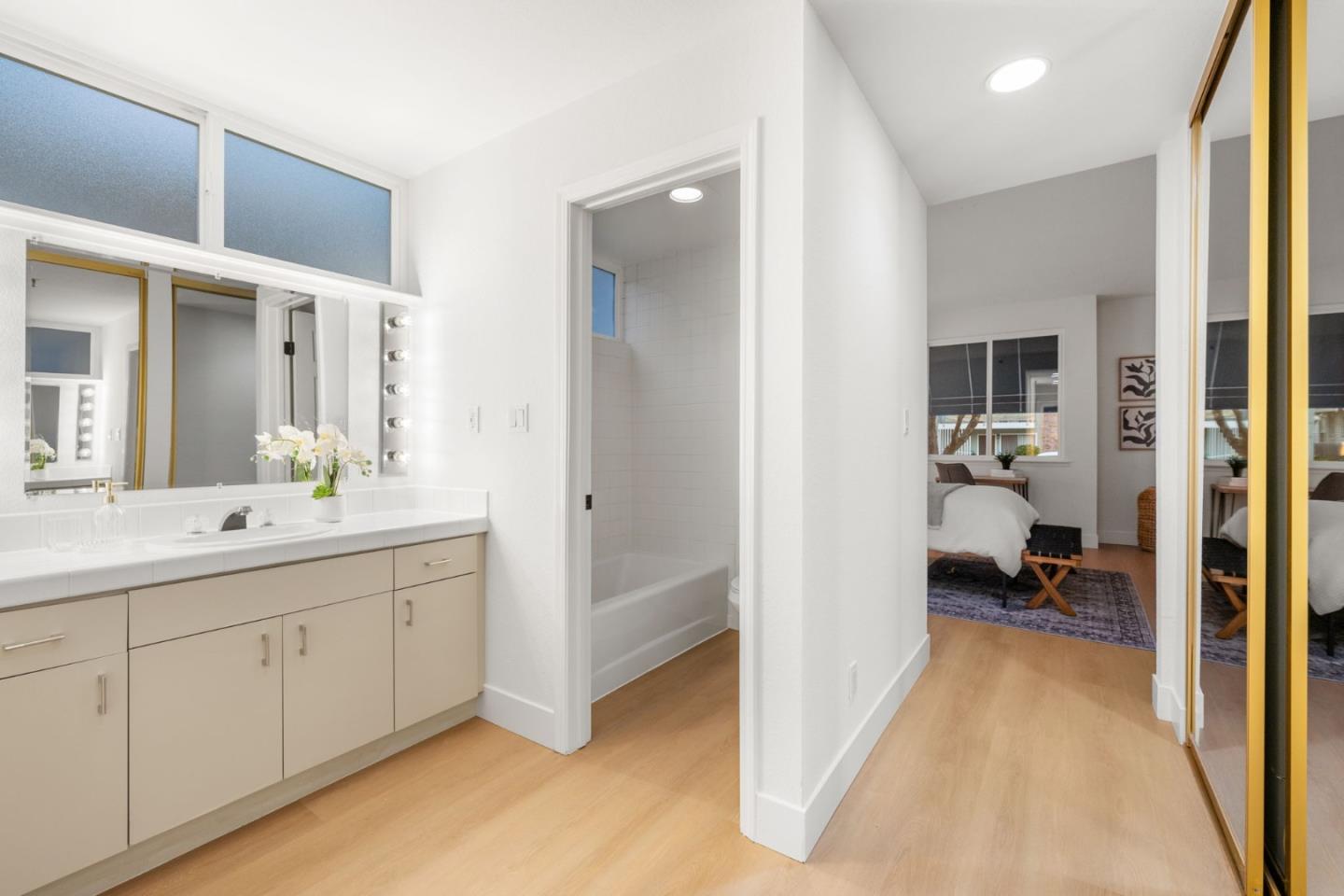 Detail Gallery Image 11 of 17 For 30 Lorton Ave #105,  Burlingame,  CA 94010 - 2 Beds | 2 Baths