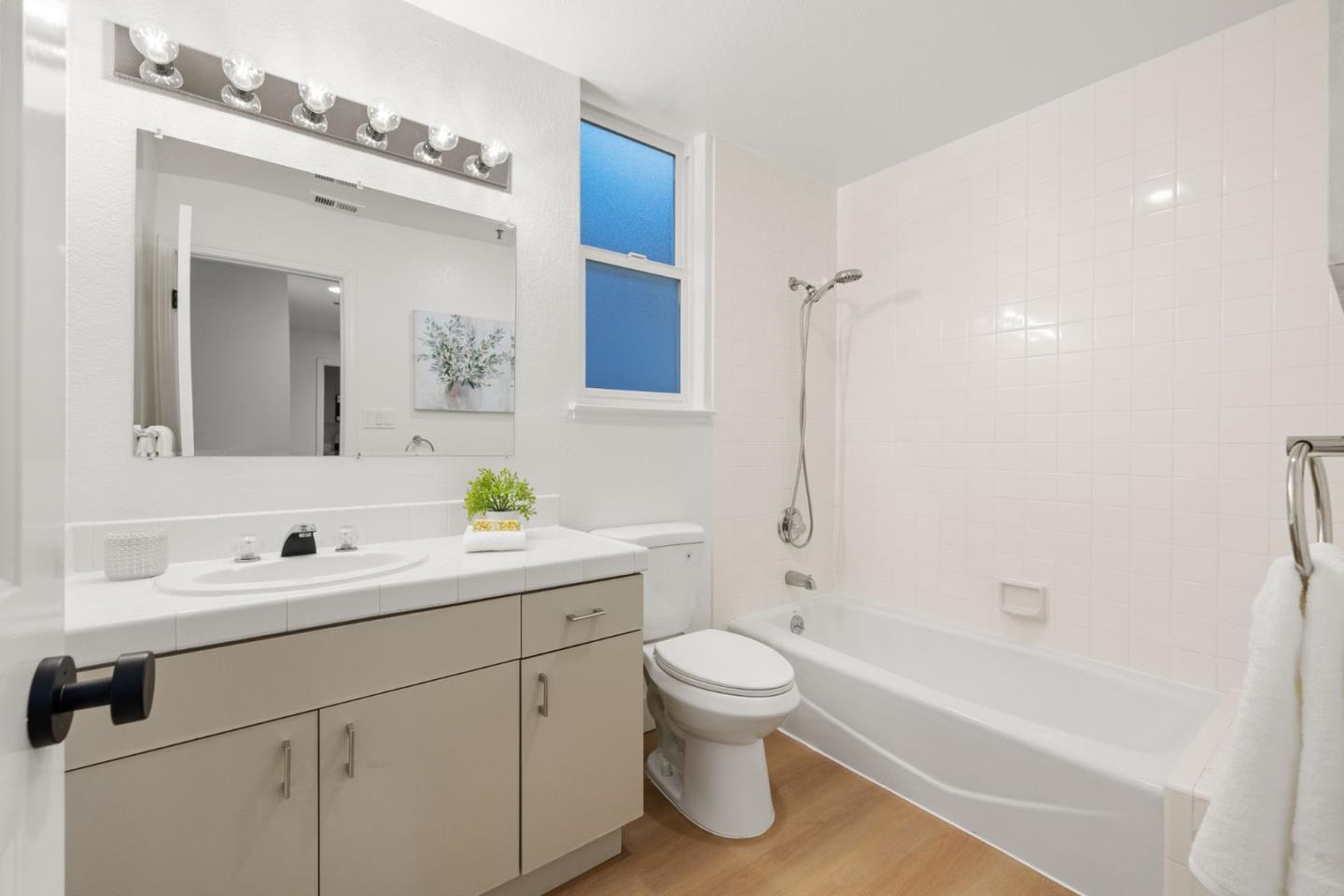 Detail Gallery Image 14 of 17 For 30 Lorton Ave #105,  Burlingame,  CA 94010 - 2 Beds | 2 Baths