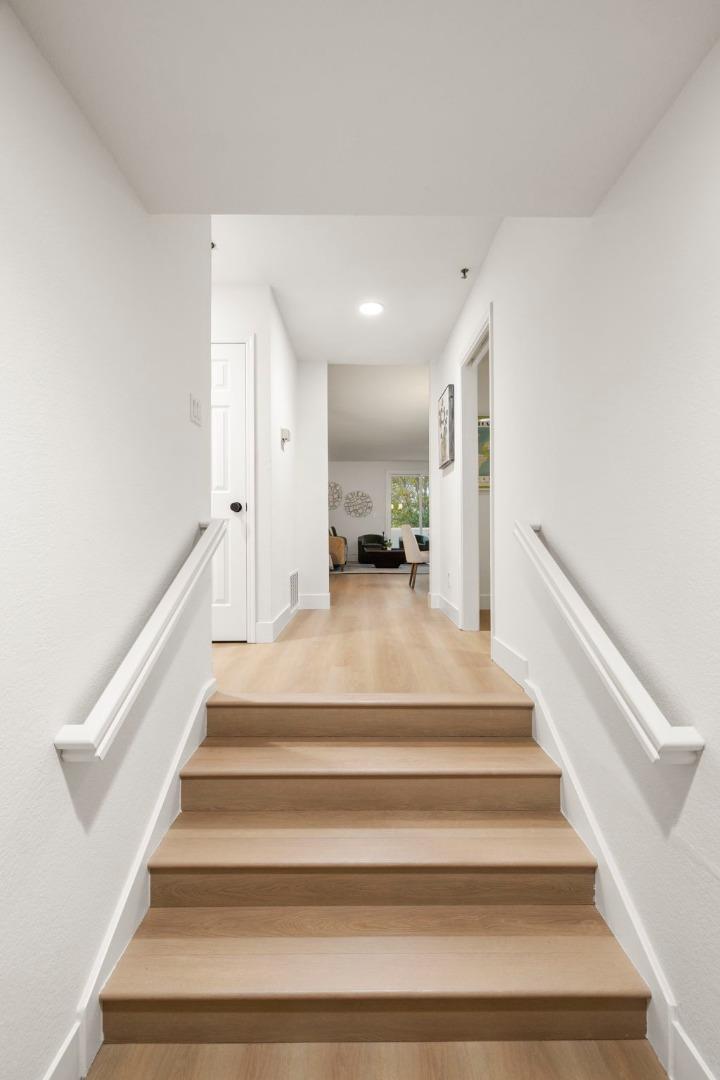 Detail Gallery Image 3 of 17 For 30 Lorton Ave #105,  Burlingame,  CA 94010 - 2 Beds | 2 Baths