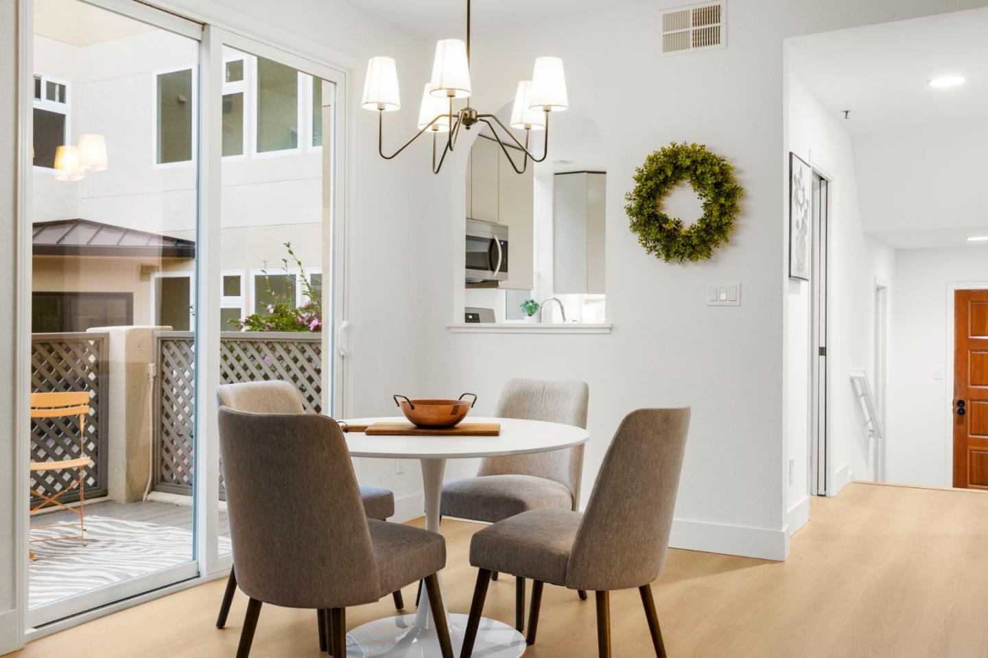 Detail Gallery Image 7 of 17 For 30 Lorton Ave #105,  Burlingame,  CA 94010 - 2 Beds | 2 Baths