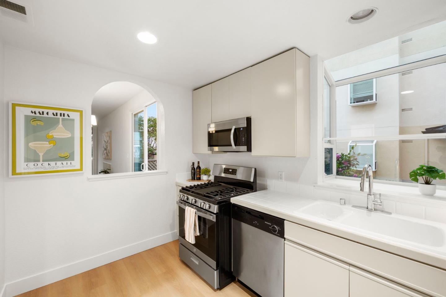 Detail Gallery Image 9 of 17 For 30 Lorton Ave #105,  Burlingame,  CA 94010 - 2 Beds | 2 Baths