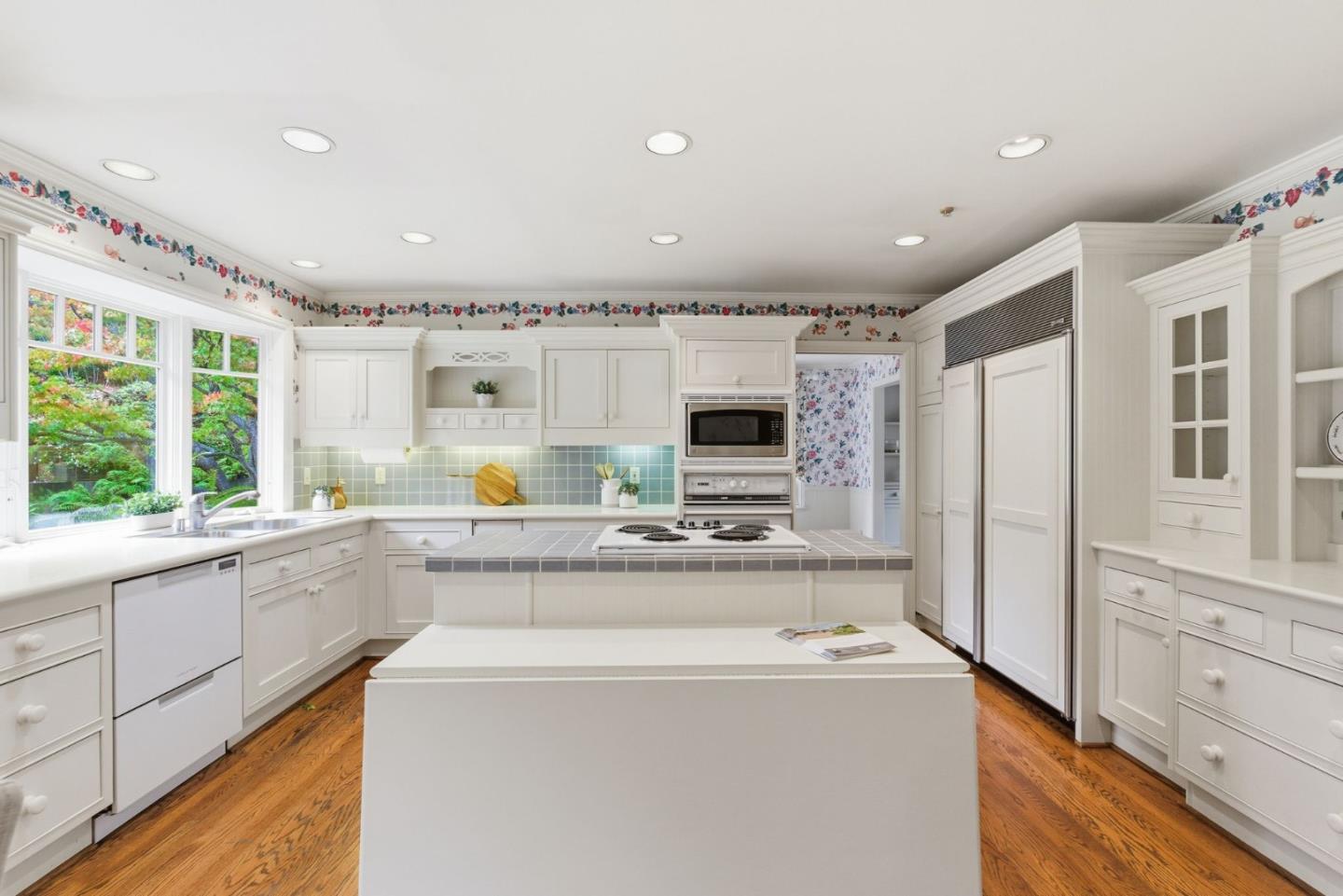 Detail Gallery Image 9 of 52 For 24745 Summerhill Ave, Los Altos,  CA 94024 - 4 Beds | 3 Baths