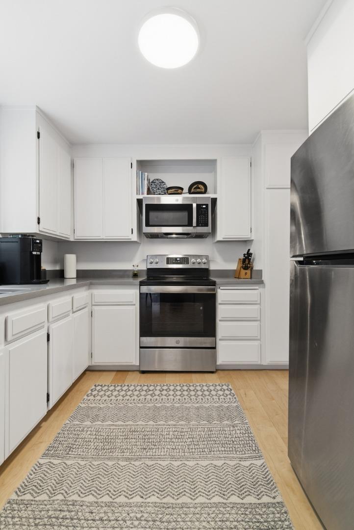 Detail Gallery Image 13 of 38 For 2343 Arrowhead Dr, Oakland,  CA 94611 - 3 Beds | 2/1 Baths