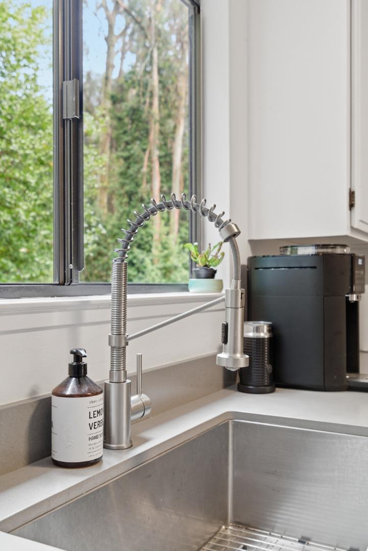 Detail Gallery Image 14 of 38 For 2343 Arrowhead Dr, Oakland,  CA 94611 - 3 Beds | 2/1 Baths