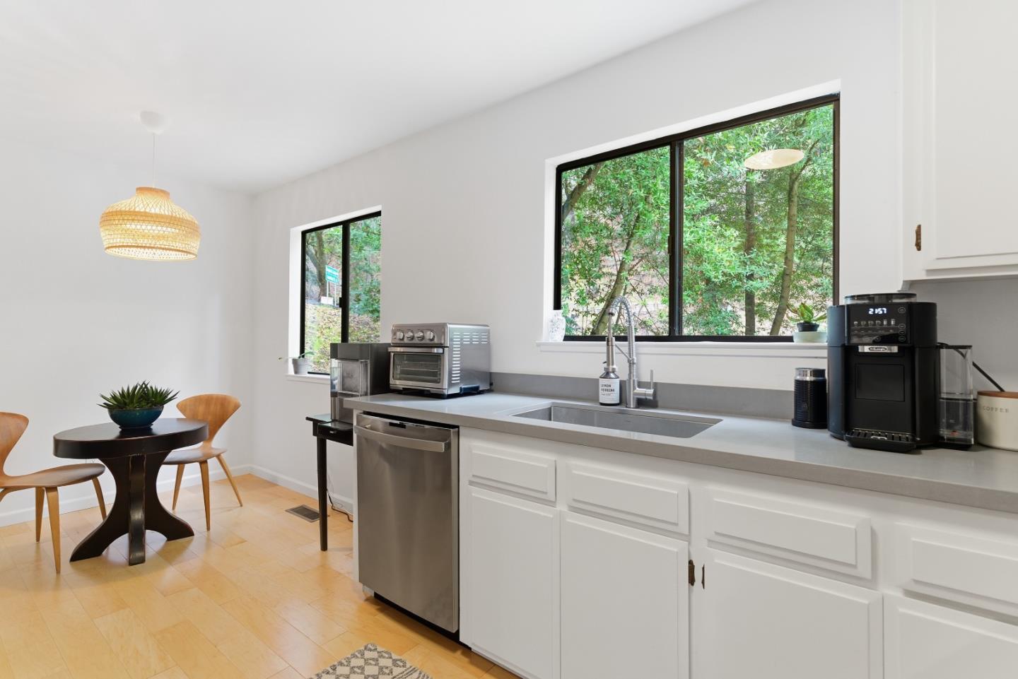 Detail Gallery Image 16 of 38 For 2343 Arrowhead Dr, Oakland,  CA 94611 - 3 Beds | 2/1 Baths