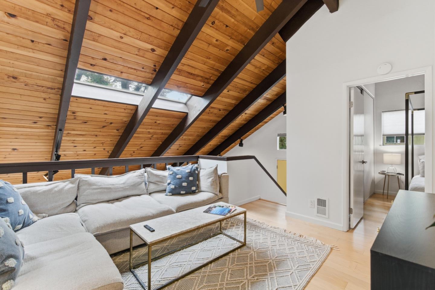 Detail Gallery Image 17 of 38 For 2343 Arrowhead Dr, Oakland,  CA 94611 - 3 Beds | 2/1 Baths