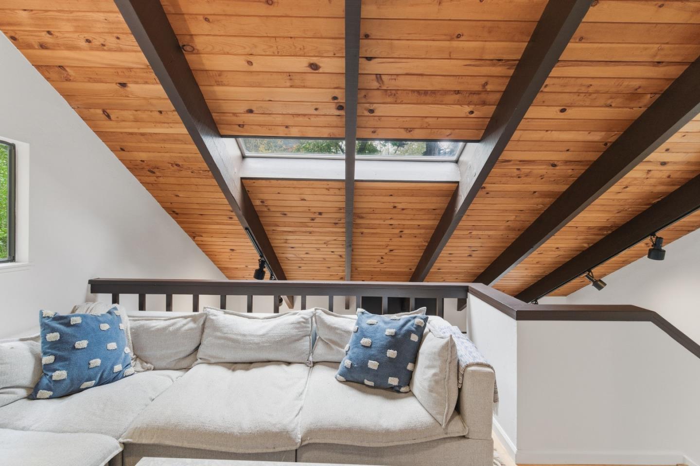 Detail Gallery Image 19 of 38 For 2343 Arrowhead Dr, Oakland,  CA 94611 - 3 Beds | 2/1 Baths