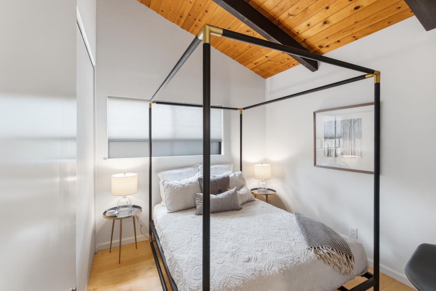 Detail Gallery Image 20 of 38 For 2343 Arrowhead Dr, Oakland,  CA 94611 - 3 Beds | 2/1 Baths