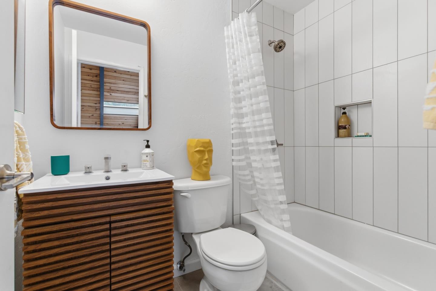 Detail Gallery Image 23 of 38 For 2343 Arrowhead Dr, Oakland,  CA 94611 - 3 Beds | 2/1 Baths