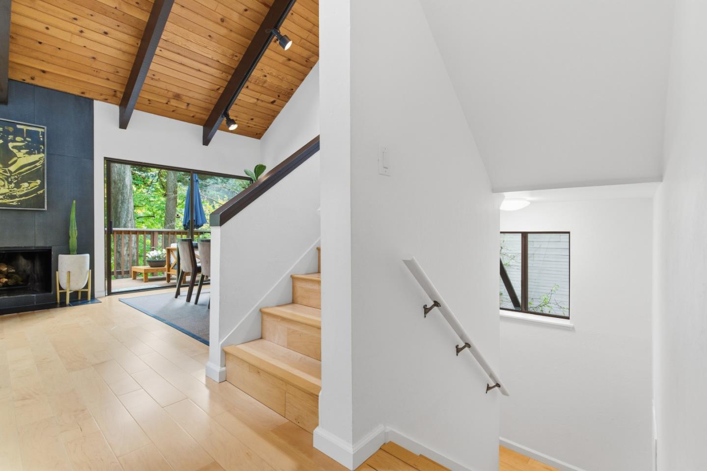 Detail Gallery Image 24 of 38 For 2343 Arrowhead Dr, Oakland,  CA 94611 - 3 Beds | 2/1 Baths