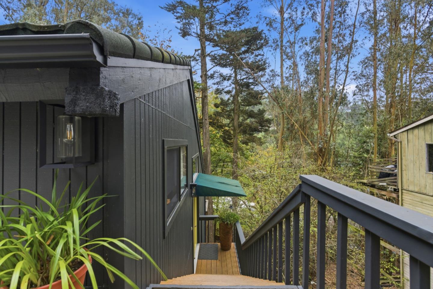 Detail Gallery Image 3 of 38 For 2343 Arrowhead Dr, Oakland,  CA 94611 - 3 Beds | 2/1 Baths