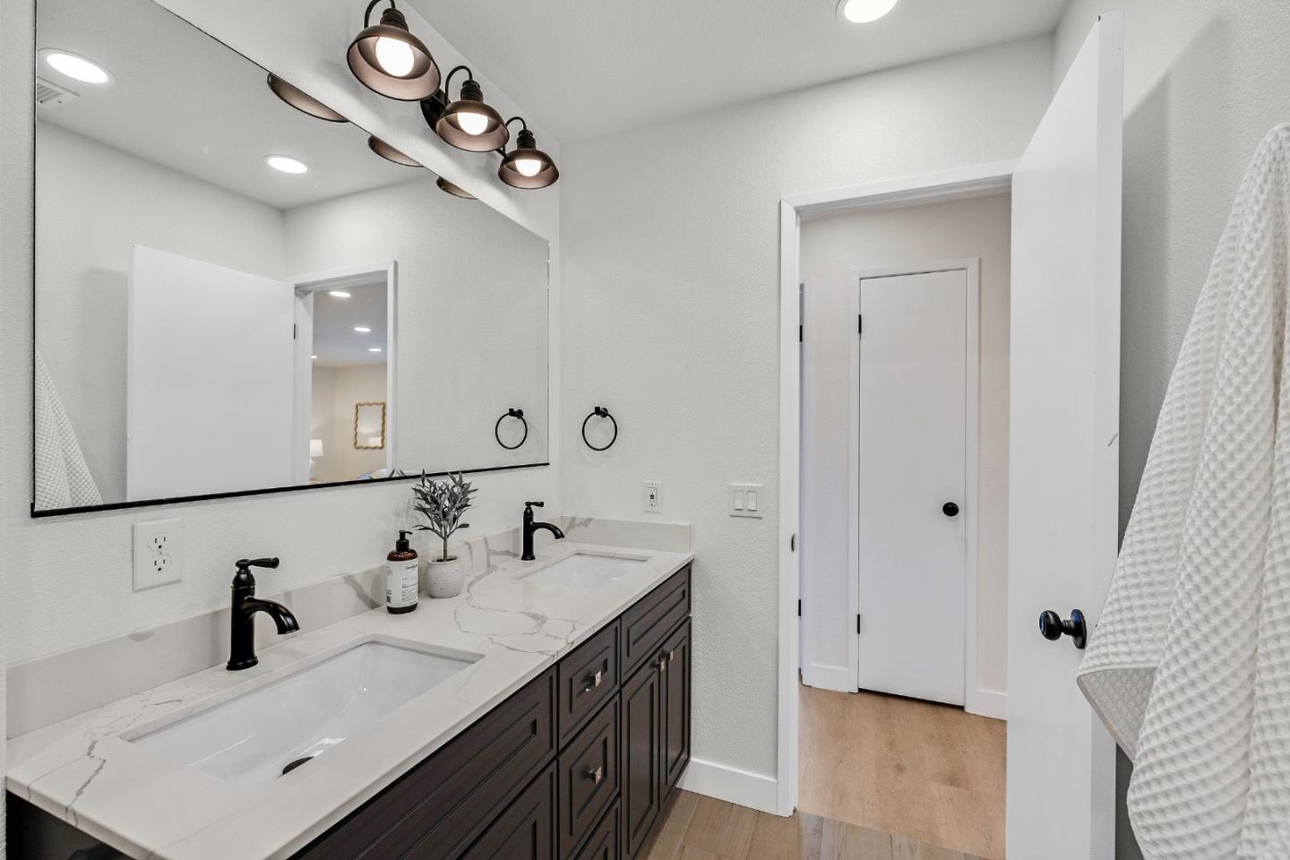 Detail Gallery Image 26 of 32 For 205 Red Oak Dr #M,  Sunnyvale,  CA 94086 - 2 Beds | 1 Baths