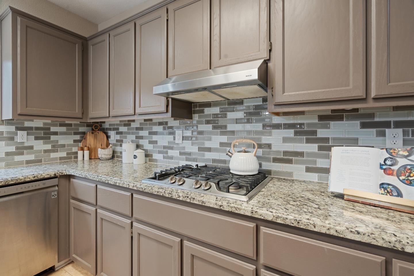 Detail Gallery Image 18 of 60 For 1258 De Cunha Ct, Salinas,  CA 93906 - 5 Beds | 3 Baths