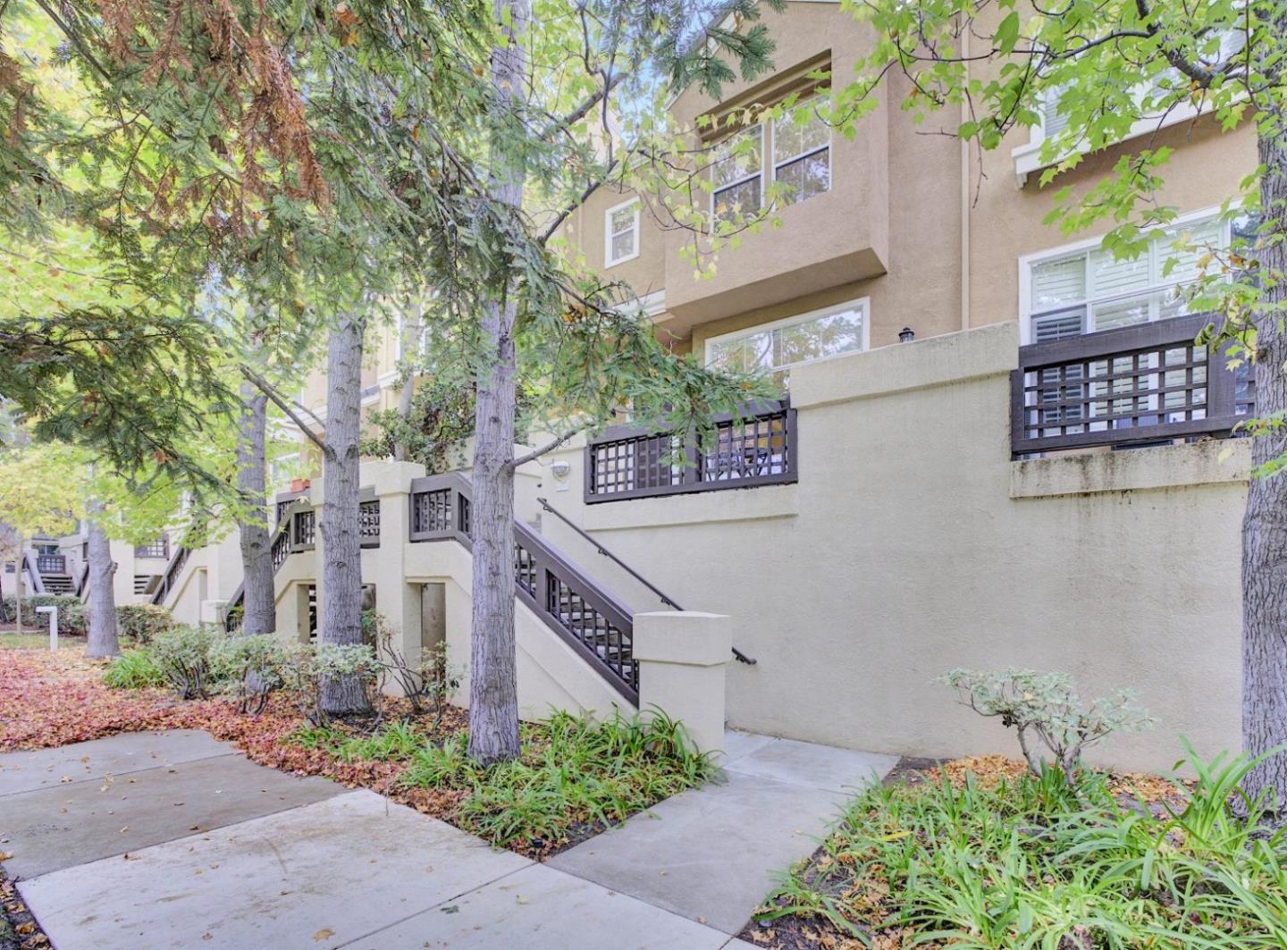 Detail Gallery Image 3 of 48 For 441 Camille Cir #13,  San Jose,  CA 95134 - 3 Beds | 2/1 Baths