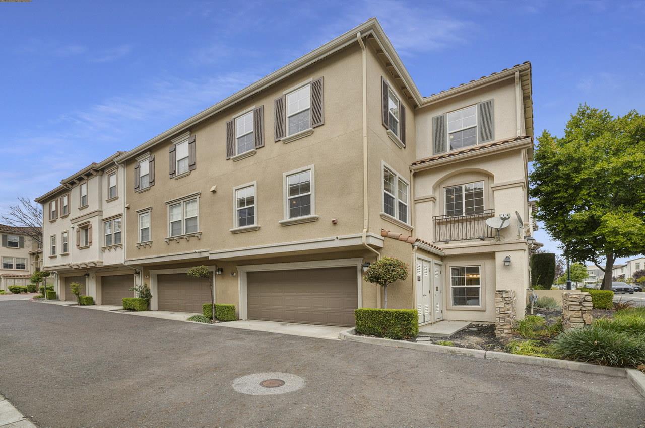 Detail Gallery Image 3 of 66 For 302 Adeline Ave, San Jose,  CA 95136 - 3 Beds | 3/1 Baths