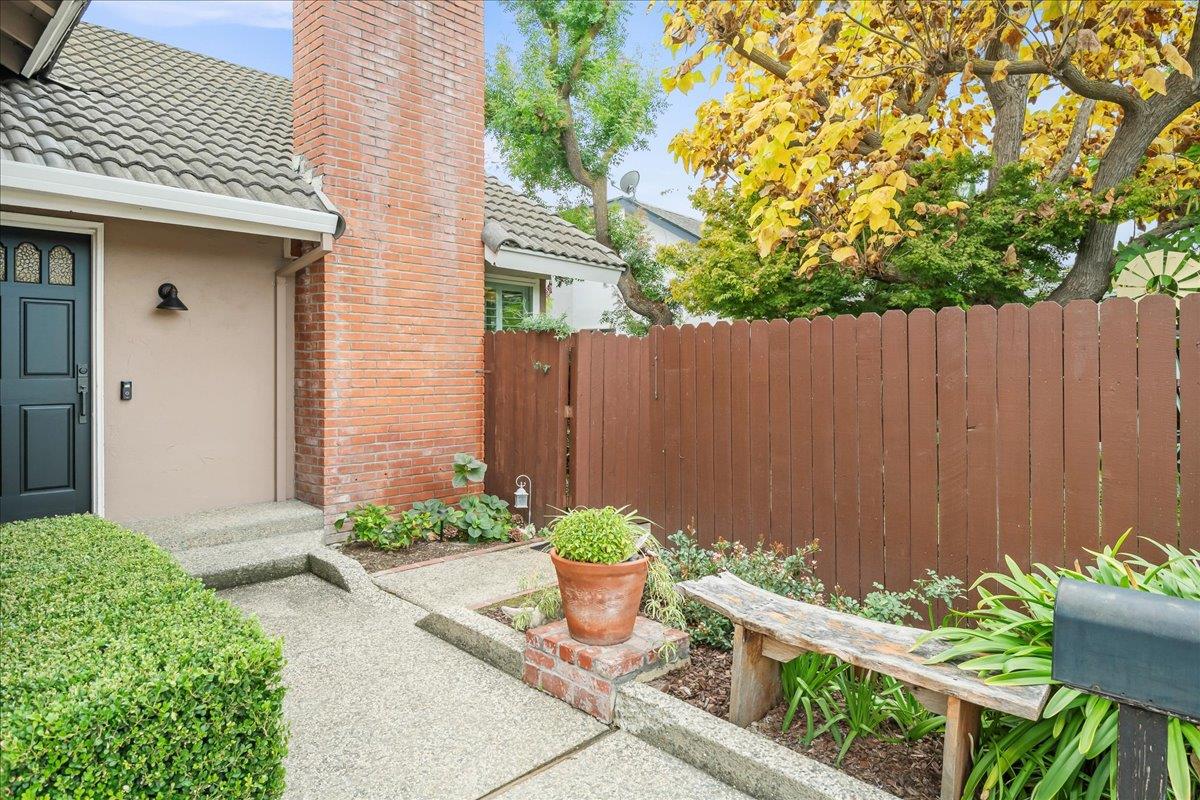 Detail Gallery Image 2 of 33 For 272 Los Palmos Way, San Jose,  CA 95119 - 5 Beds | 2/1 Baths